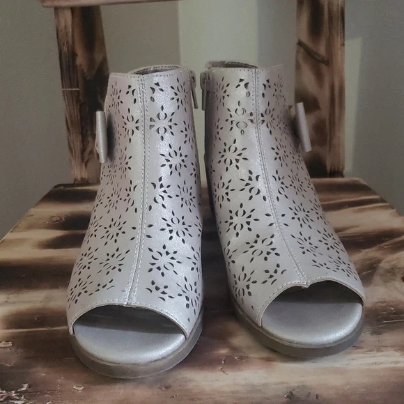 Big Girls Peep-Toe Sandals with Bow Accent Size 4M - Picture 7 of 14